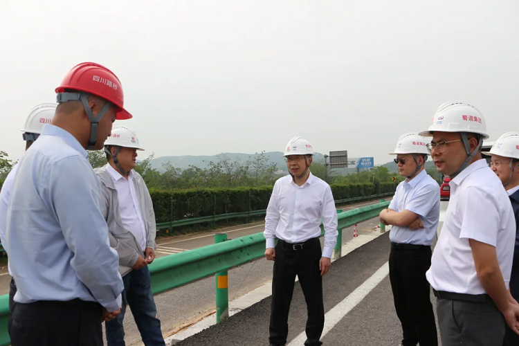 路桥集团党委副书记、副董事长、总经理刘小波一行赴机化分公司芜宣高速改扩建WX01标项目开展工作调研